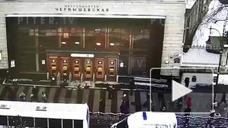 Обрушение окон вестибюля станции метро "Чернышевская" попало на видео