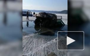 На Байкале два грузовика провалились под лед