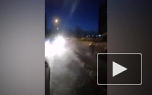 Прорыв трубы на улице Бутлерова заморозил автомобили местных жителей