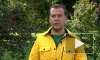 Медведев надел ярко-желтую куртку для "дачного ответа"