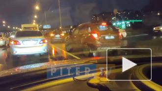 Автомобиль вылетел в яму на перекрестке проспектов Маршала Блюхера и Лабораторного