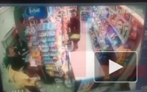 Видео из Москвы: В магазине на 3-летнего ребенка упал холодильник с мороженым