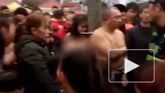 Видео из Китая: Обманутая жена привязала голышом неверного мужа и его любовницу к столбу