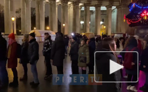 Видео: петербуржцы собрались у Казанского собора на рождественское богослужение