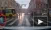 Видео: Кусок железа с крыши чуть не убил пешехода