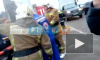 В Кудрово после столкновения поезда с маршруткой спасатели эвакуируют ребенка