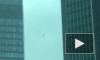 Видео: между башнями "Москва-Сити" с троса сорвался канатоходец
