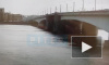 Спасатели вторые сутки ищут мужчину, упавшего с моста Александра Невского