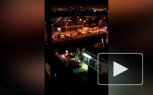 В жилом доме на Космонавтов горит утеплитель внутри вентфасада