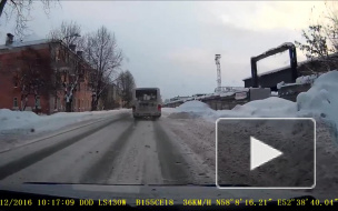 Автобус развернуло Глазов.
