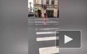 Петербуржцы заметили гулявшую голую девушку в центре города