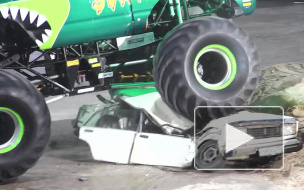 В Петербурге на шоу гигантских внедорожников с хрустом давили легковушки