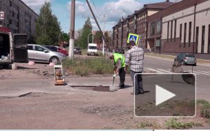 Видео: житель Выборга осуществил инновационный ямочный ремонт в своем дворе