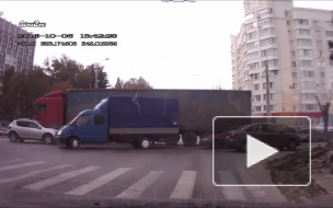 Появилось смешное видео с жителем Пензы, который рукой повалил дорожный знак