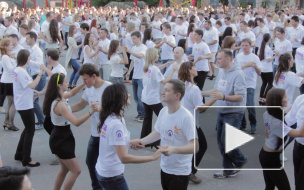 На танцевальном флешмобе сотни фанатов бачаты дали волю своим чувствам