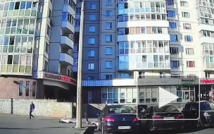 Самокатчицы столкнулись на тротуаре в Петербурге
