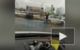 Видео: в Красном Селе столкнулись две иномарки