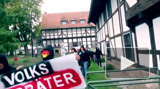 Вице-канцлер Германии показал средний палец неонацистам за их обзывательства