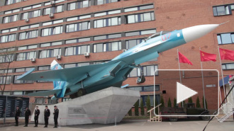 Огромный истребитель СУ-27 приковал внимание жителей Приморского района