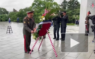 Министр обороны РФ возложил цветы к Монументам Освобождения в Пхеньяне