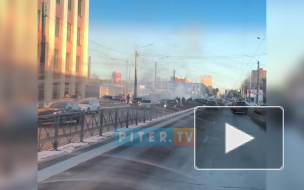 На Светлановском проспекте во время тест-драйва автомобиль врезался в ограждение и загорелся 