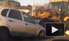 Видео: в Казани трактор проткнул ковшом "Ладу" на полной скорости