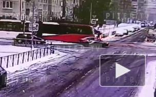 Видео: авто интернет-магазина наехало на иномарку на перекрестке во Фрунзенском районе