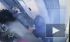 Подозреваемого в избиении пенсионерки на Дыбенко запечатлели камеры в подъезде