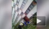 Жуткое видео из Петербурга: на Солдата Корзуна девушка рухнула с 8-го этажа