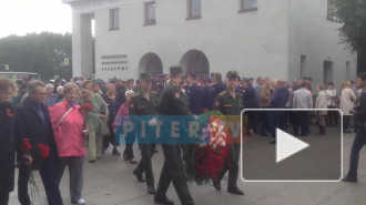 Петербуржцы чтят память на Пискаревском кладбище в День памяти жертв Великой Отечественной войны