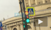 У площади Восстания светофор не определился: одновременно показывал "красный" и "зеленый" для водителей