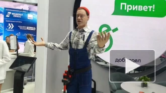 На стенде Московской области робот Женя рассказывает анекдоты
