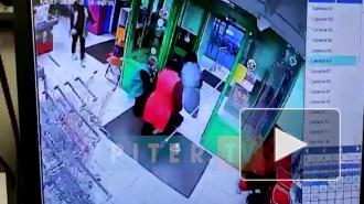 В магазине на Купчинской улице грабитель украл "Киндеры" и избил продавца