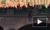 "Человек-паук" повис на Аничковом мосту в Петербурге