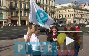 Видео: волонтёры детского хосписа раздают горожанам белые цветы