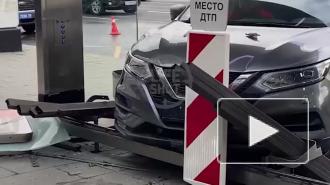 Видео: В Москве автоледи на иномарке влетела в остановку с людьми 