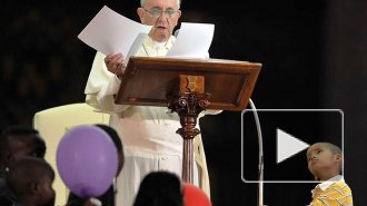 Видео малыша, обнявшего Папу Римского, обошло все мировые телеканалы