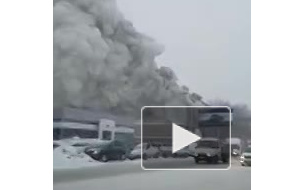 Видео жуткого пожара на Барнаульском радиозаводе появилось в сети