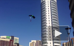 Бейсджамперы прыгнули с высотки в Кудрово