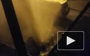 Фонтан с кипятком высотой до третьего этажа забил на Васильевском острове