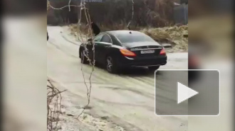 Видео "покатушек" с горки из Ставрополя: "Мерседес" скатился вниз по обледенелой дороге