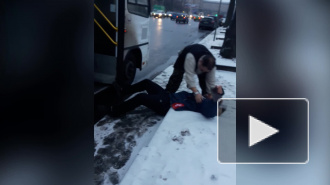 Петербуржца выкинули из маршрутки на "Кировском заводе"