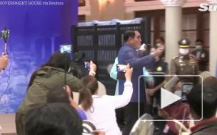 Премьер Таиланда распылил антисептик на журналистов