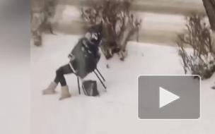 В Ростове попросившая помощи женщина умерла на территории школы