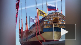 Парусник "Полтава" на Английской набережной собрал толпы петербуржцев