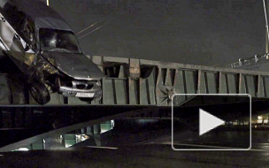 В Петербурге автомобиль BMW перелетел через разведенный Биржевой мост, все остались живы