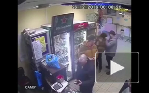 Видео: российская продавщица нокаутировала несколькими ударами покупателя 