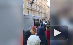 Ожидающих бесплатную шаверму петербуржцев приняли за митингующих