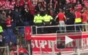 Потасовка болельщиков "Спартака" с полицией во время матча со СКА попала на видео