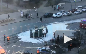 "Газель" с газовыми баллонами опрокинулась на Торжковской